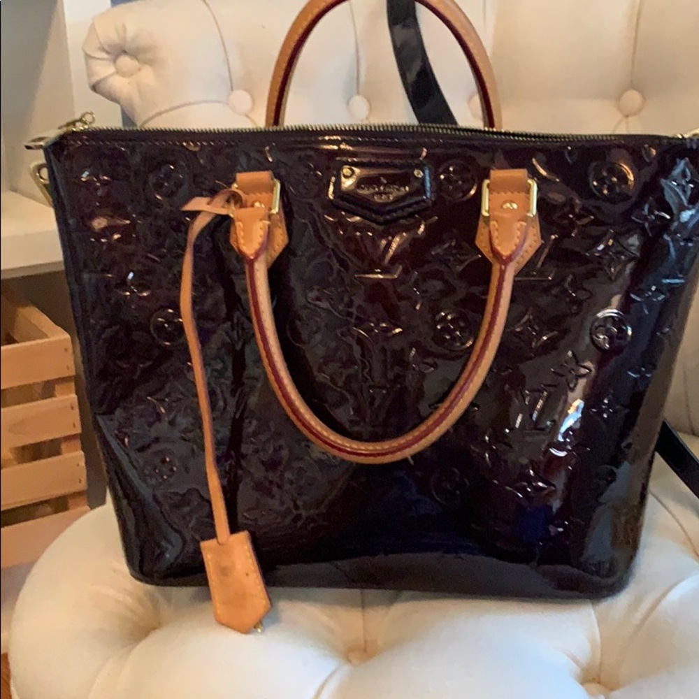 Louis Vuitton vernis with strap amarante